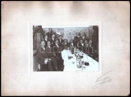cca 1910 Óbudai kisvendéglőben mulatozó társaság Knöpfler jelzett fotó 17x12 cm Kartonon
