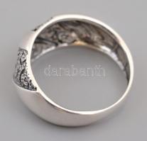 Ezüst(Ag) sávos, áttört gyűrű, jelzett, méret: 59, nettó: 3,9 g