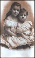 cca 1900 Gerbeaud Erzsébet és Gerbeaud Margit, Gerbeaud Emil két lánya. Nagy méretű fotó kartonon. 20x33 cm