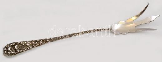 Ezüst(Ag) virágos nyelű, háromágú villa, jelzett, h: 23 cm, nettó: 52,2 g