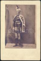cca 1910 Fiatal fiú jelmezben, keményhátú jelzetlen fotó, 16×11 cm