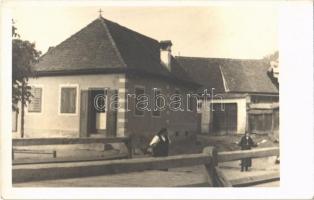 1935 Resinár, Rasinari; falu részlet, asszonyok, ház, folklór / village, local women, house, folklore. photo