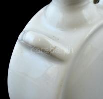 Zsolnay mini kulacs, fehér mázas porcelán, jelzett, apró gyári repedéssel, m: 7,5 cm