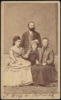 1868 A Wolf család Békésről, keményhátú fotó, 10×6 cm