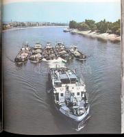 Budapest. Bp., 1968, Corvina. Fekete-fehér fotókkal. Kiadói egészvászon-kötés papír védőborítóval