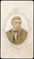 cca 1865 Ismeretlen férfi portréja, keményhátú fotó, 10×6 cm