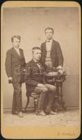 cca 1870 Fiatalok, keményátú fotó egy selmecbányai műteremből, 10×6 cm