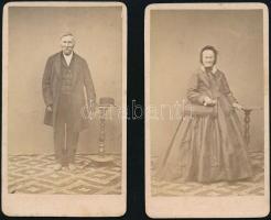 cca 1870 Idős pár, 2 db keményátú fotó, 10×6 cm