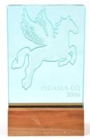 Pegazus-díj 2006, gravírozott üveg, fa talapzaton, jelzett, 23,5x14 cm