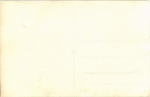 Budapest V. Szabadság tér, virágágyás, nő. photo