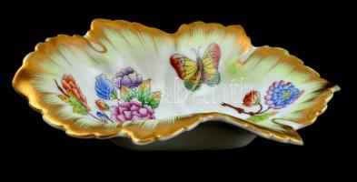 Herendi Viktória mintás porcelán tálka, kézzel festett, jelzett, kis kopásnyomokkal, 15×8,5 cm