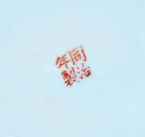 Kínai porcelán fedeles váza, kézzel festett, jelzett, kis kopásnyomokkal, m: 20 cm