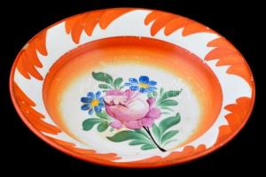 Népi mintás fali tányér, kézzel festett, mázas kerámia, jelzés nélkül, lepattanással, d: 22,5 cm