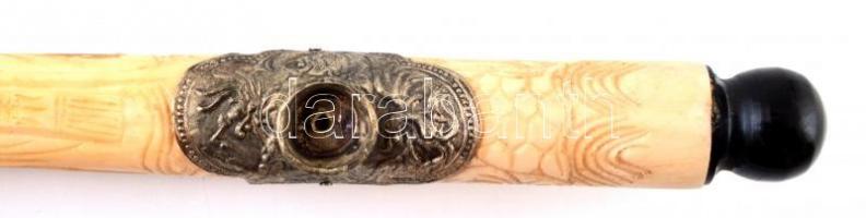 XIX. sz. vége, Kína: Ópiumpipa. Figurális faragványokkal díszített csont, poncolt ezüst rátéttel. / ...