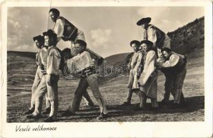 Tátra, Tatry; Veselé Velikonoce! / Szlovák népviseletes fiúk húsvéti üdvözlettel / Slovak folklore, boys in traditional costumes, Easter greeting. Foto K. Plicka (fa)