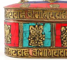 Vörösréz, sárgarézrátétes doboz, Buddha jelképekkel, díszítésekkel, jó állapotban, 17×13×10 cm