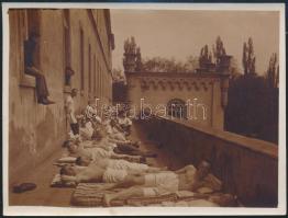 1907 Napfürdő a bécsújhelyi katonai akadémián, hátoldalon németül feliratozva, fotó, jó állapotban, 9×12 cm / Wiener Neustadt, military academy, sunbath