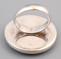 Ezüst(Ag) gyűrű, fekete díszítéssel, jelzett, méret: 53, bruttó: 13,5 g