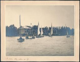 1927 Balatonlelle, vitorlások a tavon, kartonra ragasztott fotó, 17×23,5 cm