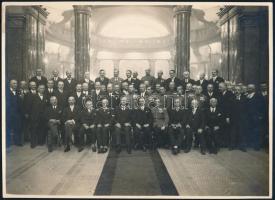 1929 Főnökök csoportképe a Szent Gellért Szálló földszinti termében, hátoldalon feliratozott fotó, 16,5×23 cm
