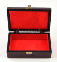 Lakkozott fa doboz keleti jelenettel  szép állapotban mintás selyem béléssel 17x10 cm