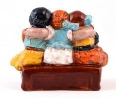 Három kislány a padon. Komlós jellegű mázas kerámia, jelzés nélkül. Hibátlan. 12 cm