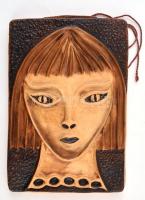 Sóskuti 70. Jelzéssel: Női arc. Mázas kerámia falikép. 25x17 cm (egyik sarkán hátulról sérülés)