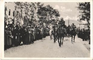 Bevonulás Felvidékre, magyar zászlók, lovaskatonák / Entry of the Hungarian troops, Hungarian flags and cavalrymen
