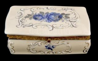 Jelzett, csehszlovák (1920-as évek) porcelán ékszertartó doboz, kézi festéssel. Kopásnyomokkal. 13x10 cm