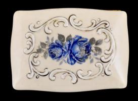 Jelzett, csehszlovák (1920-as évek) porcelán ékszertartó doboz, kézi festéssel. Kopásnyomokkal. 13x1...
