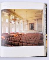 Leningrád. Leningrád,én., Aurora. Orosz nyelven. Nagyon gazdag képanyaggal. Kiadói kartonált papírkö...