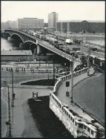 1970 Budapest, A Petőfi híd terhelési próbája a hídrekonstrukció után rengeteg nehézgépjárművel, jó állapotban, 23×17,5 cm