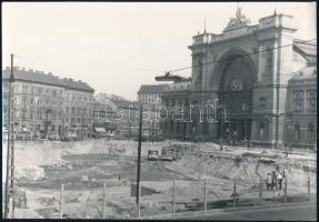 1969 Budapest, a Baross téri aluljáró építése az M2-es metróvonal kialakításakor, fotó, 12×18 cm
