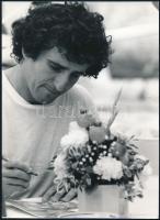 1986 Alain Prost többszörös világbajnok Forma 1-es versenyző dedikál, Waller Ferenc felvétele, 17,5×13 cm