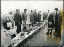 1989 A temesvári piac a román forradalom idején, korabeli publikált fotó, 13×18 cm