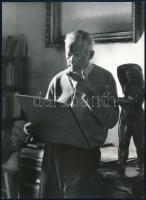 cca 1969 Ferenczy Béni (1890-1967) szobrászművész otthonában, Gink Károly fotóművész alkotása, hátoldalon jelzett, 17,5×13 cm