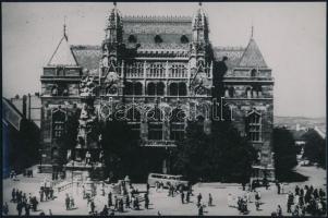 cca 1943 Budai vár, Szentháromság tér a Budapest Székesfőváros Idegenforgalmi Hivatalának fotója, hátoldalon pecséttel jelezve, 11×16,5 cm