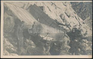 cca 1917 Hegyoldalon megcsúszott és balesetet szenvedett katonai K. u. k. teherautó, fotó, felületén törésnyom, 8,5×14 cm