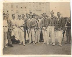 Férfi teniszezők a teniszpályán, csoportkép / Male tennis players on the tennis court. photo (10,5 x 8,5 cm) (vágott / cut)