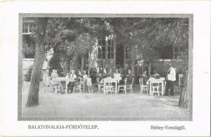 Balatonaliga (Balatonvilágos), Rédey vendéglő, étterem, terasz vendégekkel és pincérekkel. Rédey Vilmos saját kiadása