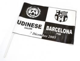 2005 Barcelona-Udinese műanyag zászló, kopásnyomokkal, 39×60 cm