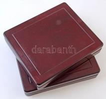 Két darab fa éremtartó kazetta, egyenként két kivehető tálcával, 24db érme számára, használt, jó áll...