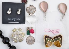 Vegyes bizsu tétel, közte nyakláncok, fülbevalók, gyűrű, jó állapotban