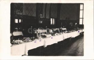 1933 Kecskemét, főzőverseny eredményei terített asztalon. photo