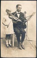 cca 1910-1920 Kis hegedűművész, fotólap, 14×9 cm