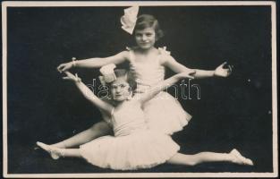 cca 1920 Kis balerinák, fotólap, 8,5×13,5 cm