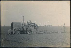 cca 1920 Szántás,  McCormick traktor, fotó, felületén törésnyomokkal, 6×9 cm