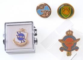 4db-os jelvény tétel az Amerikai Egyesült Államokból, közte "Defense Information School" T:1 4pcs of badges from the USA, including "Defense Information School" C:UNC