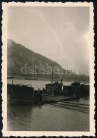 1936 Halászbárka a pesti Duna-parton, hátoldalon feliratozott fotó, 9×6 cm