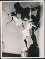 cca 1930-1940 Kétfős mutatvány, cirkuszi artisták, fotó, 11,5×8,5 cm